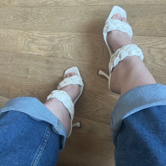 White Braided Open Toe Guess Heel - Picture 2 of 3